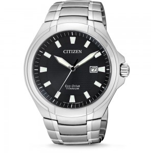 CITIZEN HORLOGE, ECO DRIVE, TITANIUM BAND EN KAST MET BESCHERMDE KROON, ZWARTE PLAAT MET DATUM EN SAFFIERGLAS 100M - 81390 - BM7430-89E