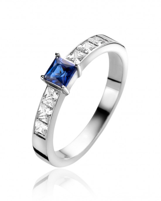 ZINZI ZILVEREN RING MET VIERKANT BLAUW SAFFIER EN WITTE ZIRCONIA MT56 - 82083 - ZIR2453-56-MT56